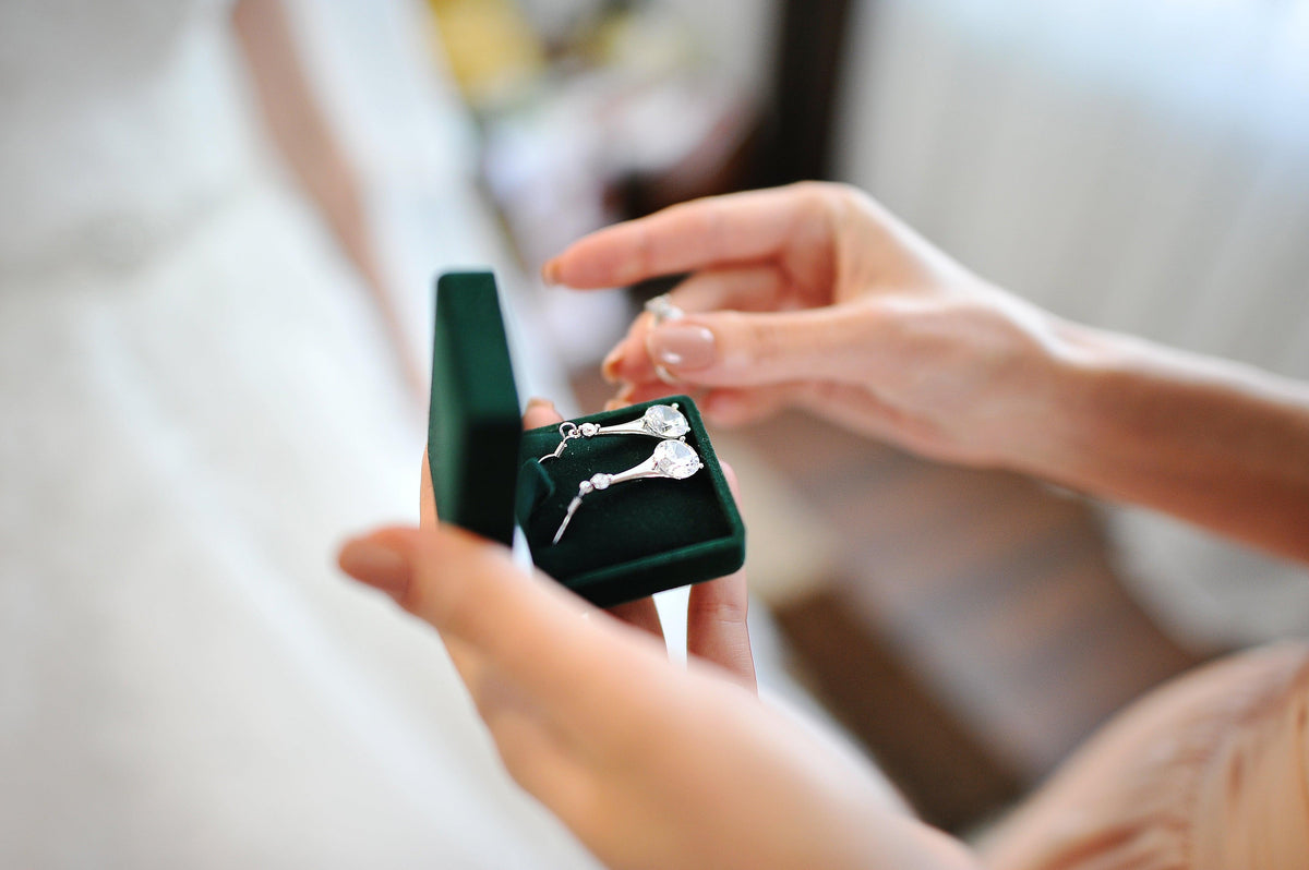 Diamonds Speak Class: A Woman's Guide to Timeless Elegance - Michael Gabriels