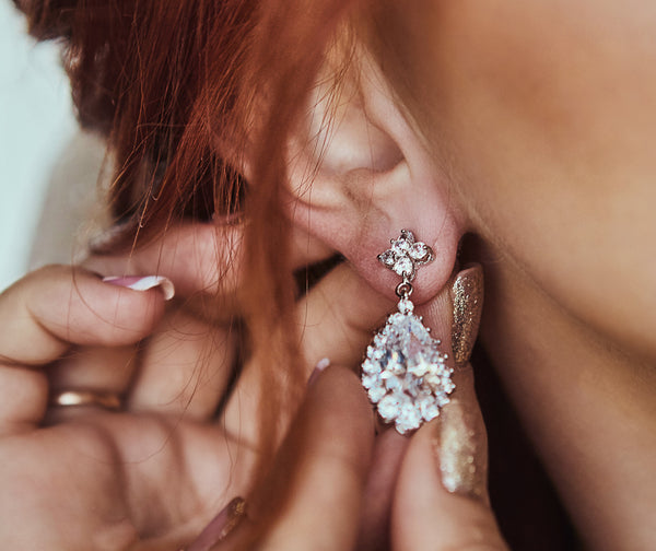 Lab-grown pear shape diamond earring